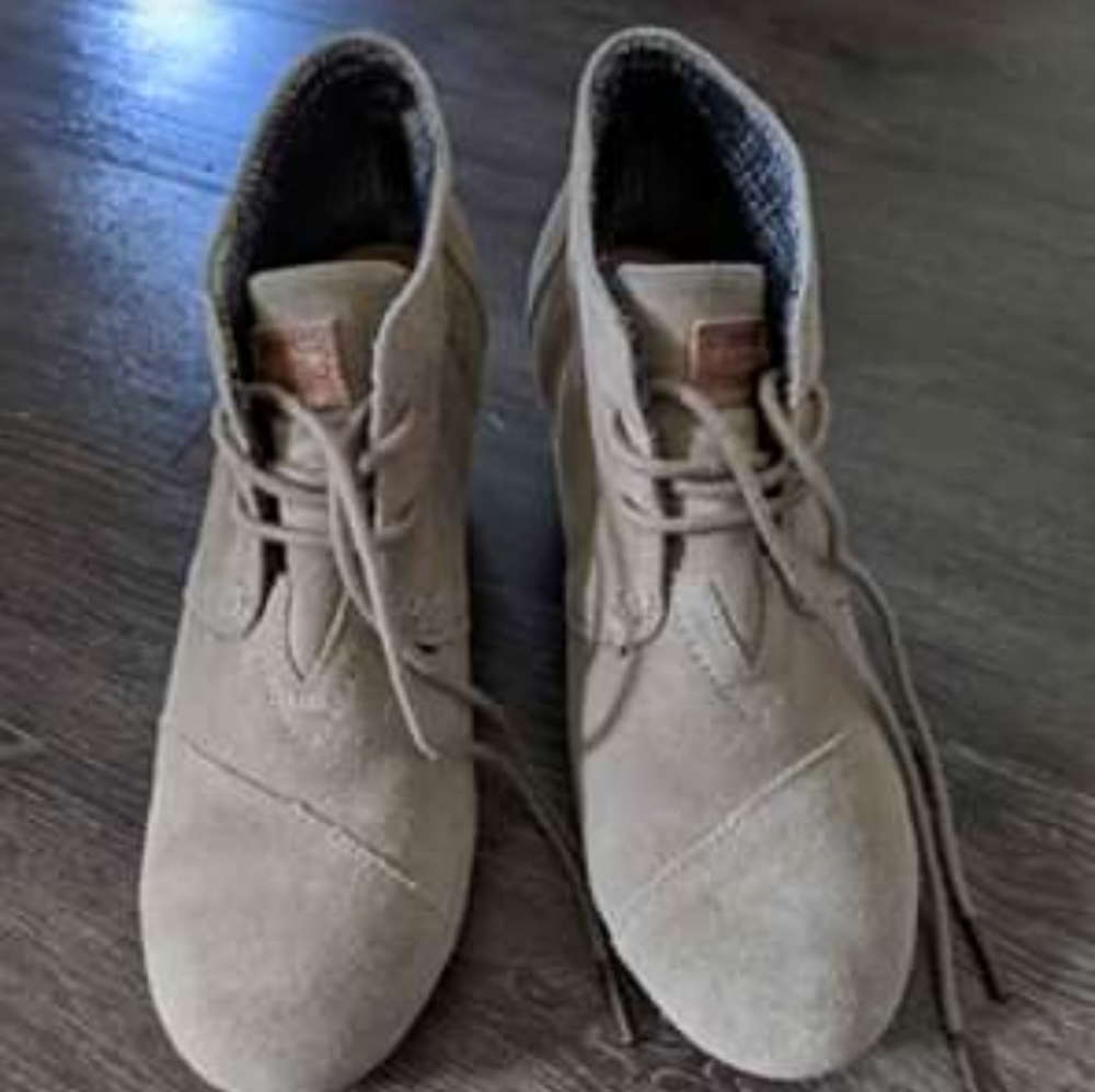 TOMS Desert Wedge Tan Suede women's size 7